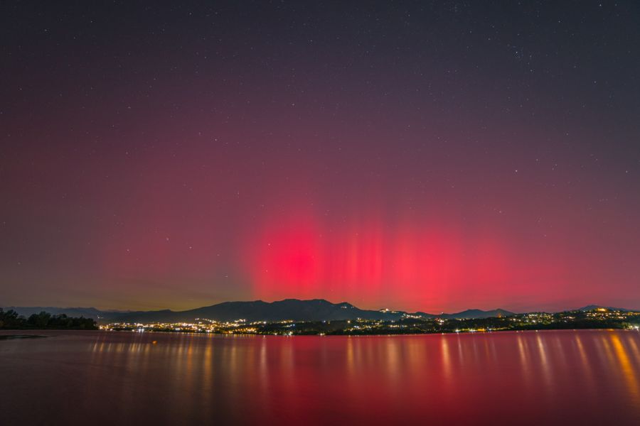 Riflessi rossi sul lago