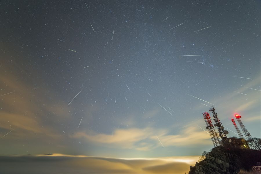 Geminidi sopra un mare di nuvole