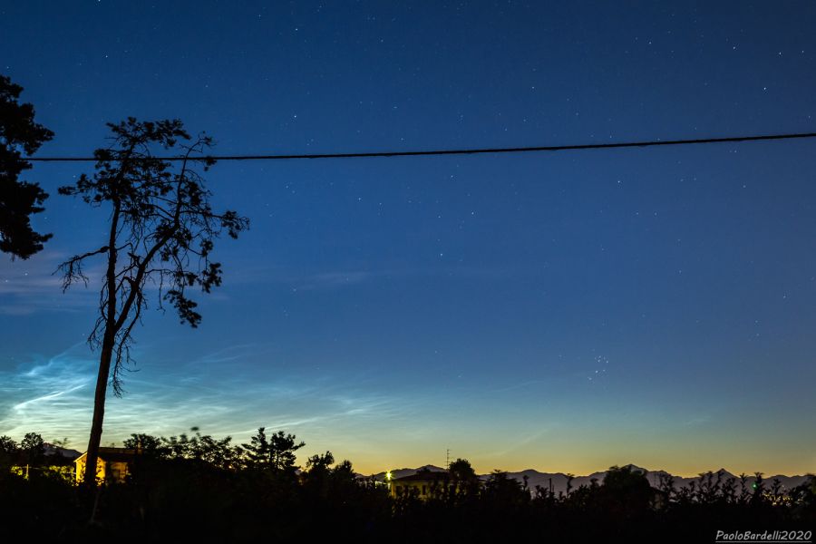 Nubi nottilucenti dal balcone di casa