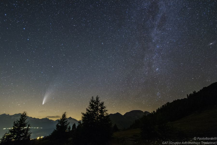 Una cometa con 2 galassie