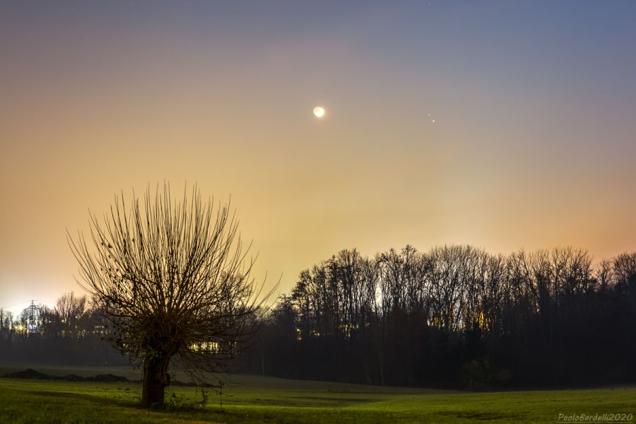 Luna, Giove e Saturno nella nebbia