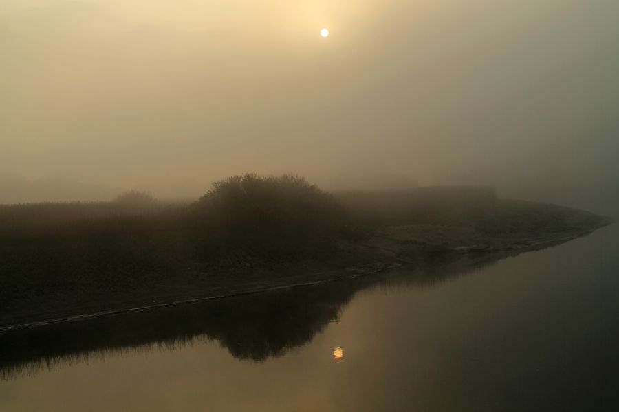 sole di primavera tra nebbia e foschia