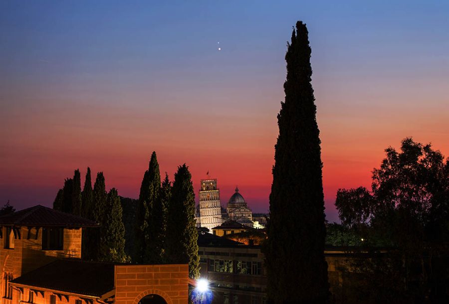 Venere e Giove in congiunzione sulla Torre di Pisa