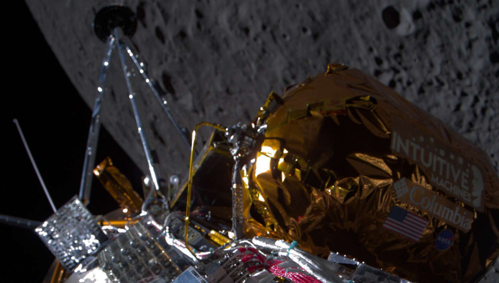 Odysseus passa sopra il lato vicino della Luna dopo l'inserimento nell'orbita lunare il 21 febbraio. Il lander fino al 21 febbraio ha goduto di ottima salute. Crediti: Intuitive Machine