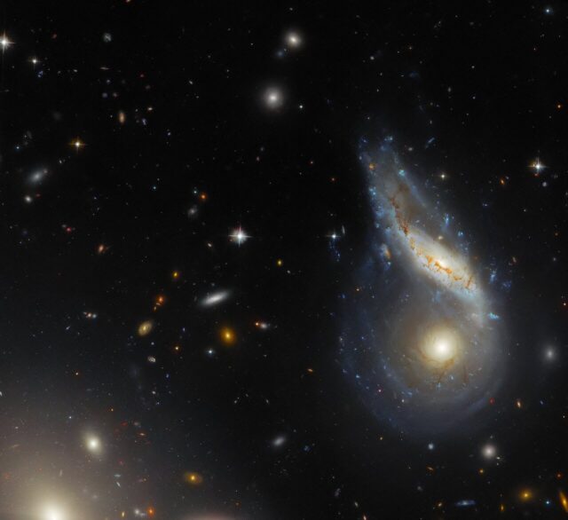 Arp 122 immagine Hubble