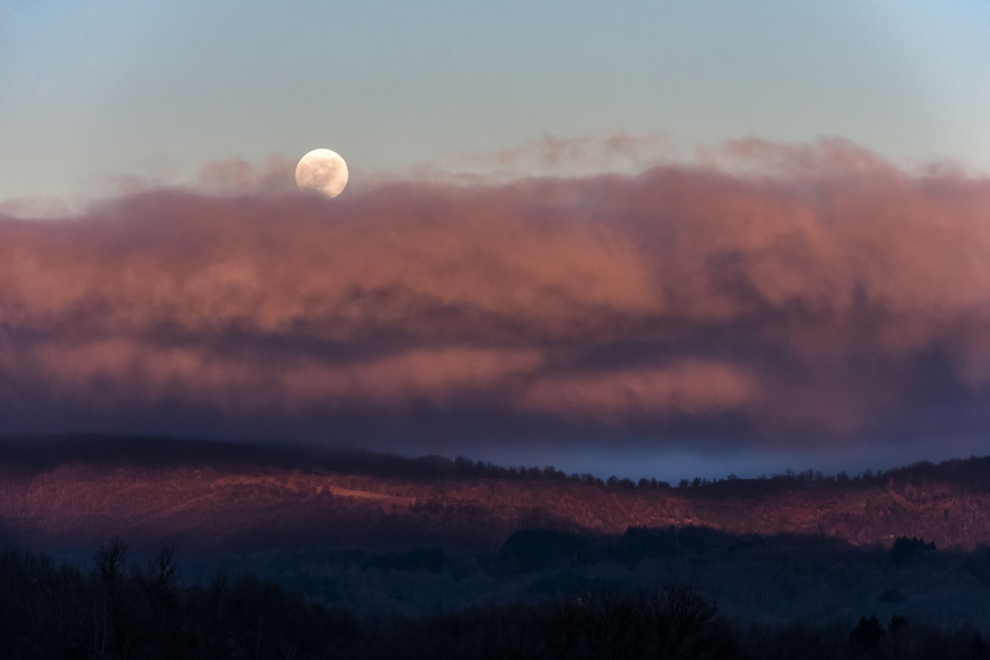 Osservazione Diurna. Luna piena che sorge tra le nuvole rosa 26 dicembre 2023 ore 16:30 Sila piccola, Calabria Nikon D7500 f /9 1/320s ISO 200 obiettivo 70-300 mm treppiedi Manfrotto. Credito Teresa Molinaro