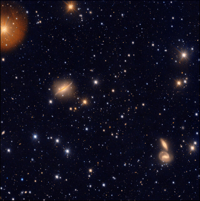 La galassia a spirale ESO510-G13 vista dal telescopio VST. L’immagine VST ne evidenzia la struttura, simile ad una “S”, che attraversa la protuberanza centrale (bulge), oltre ad un esteso alone stellare diffuso. Crediti: M. Spavone (INAF/VST), R. Calvi (INAF/VST).