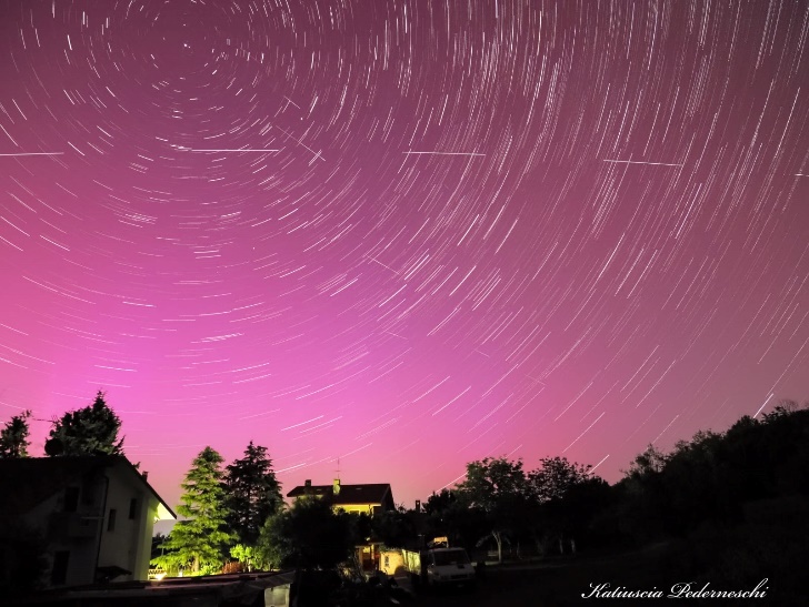 Startrail sui colori dell’aurora da Senigallia (AN) (Katiuscia Pederneschi)