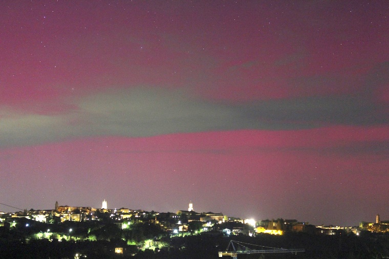 Le prime avvisaglie dell’aurora sopra Siena alle 22:30 del 10 maggio
(Crediti autore)