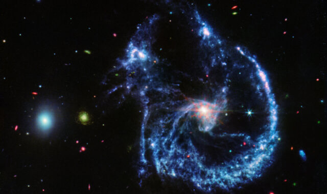 Arp 107 catturata dalla telecamera MIRI del JWST. Credit: NASA, ESA, CSA, STScI