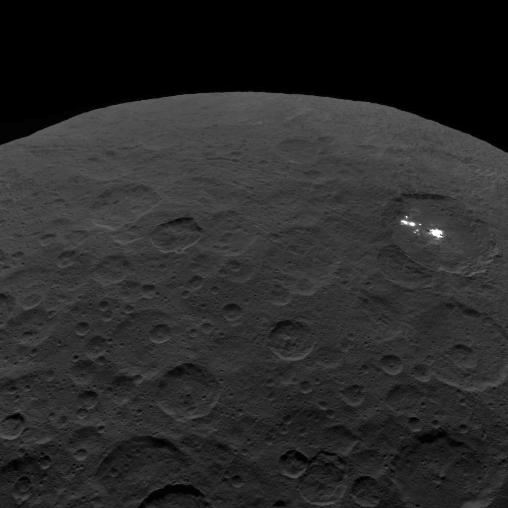 Figura 1:Questa immagine di Cerere e delle faculae nel cratere Occator (92 km) è stata una delle ultime viste ottenute dalla sonda Dawn della NASA il 1° settembre 2018 da un'altitudine di 3.370 km. Crediti: NASA/JPL-Caltech/UCLA/MPS/DLR/IDA.