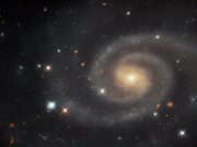 La ripresa del telescopio Hubble di UGC 11105 circondata da stelle più brillanti.