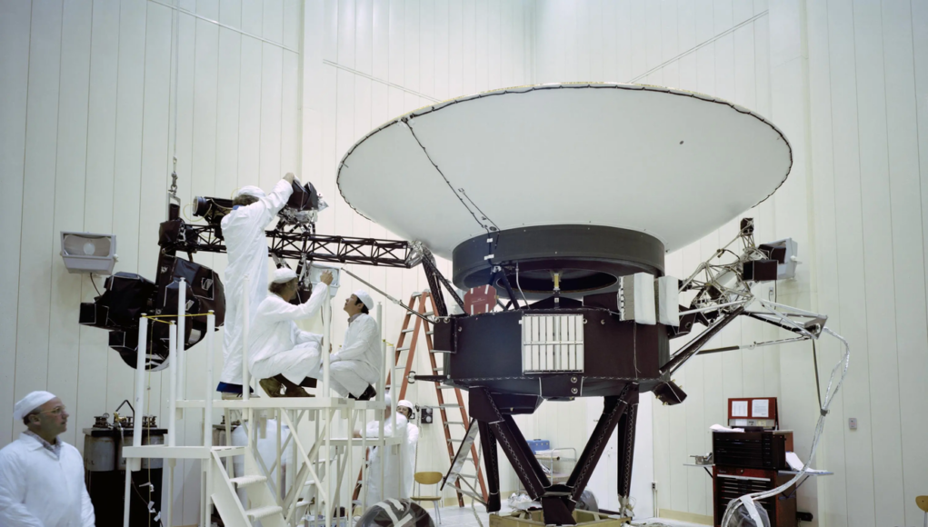 Gli ingegneri lavorano sulla Voyager 2 della NASA al JPL nel marzo 1977, prima del lancio della navicella spaziale di agosto. La sonda trasporta 10 strumenti scientifici, alcuni dei quali sono stati spenti nel corso degli anni per risparmiare energia. Credito: NASA