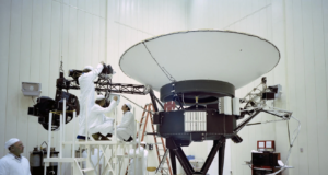 Gli ingegneri lavorano sulla Voyager 2 della NASA al JPL nel marzo 1977, prima del lancio della navicella spaziale di agosto. La sonda trasporta 10 strumenti scientifici, alcuni dei quali sono stati spenti nel corso degli anni per risparmiare energia. Credito: NASA