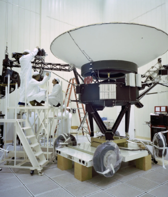 Gli ingegneri lavorano sulla Voyager 2 della NASA al JPL nel marzo 1977, prima del lancio della navicella spaziale di agosto. La sonda trasporta 10 strumenti scientifici, alcuni dei quali sono stati spenti nel corso degli anni per risparmiare energia. Credito: NASA