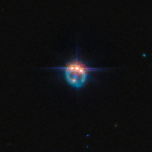 Una piccola immagine di una galassia distorta dalla lente gravitazionale in un anello fioco. 